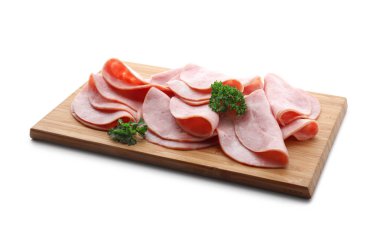 Beyaz zemin üzerine lezzetli dilimlenmiş jambon ile kurulu