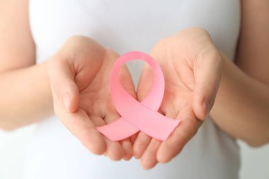 Pembe kurdele, closeup tutan kadın. Meme Kanseri Bilinçlendirme kavramı