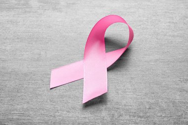Gri arkaplanda pembe kurdele. Göğüs kanseri kavramı