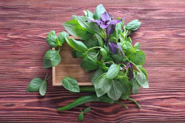 Taze fesleğen ve ahşap zemin üzerine kırmızı biber biber ile sandık