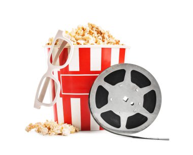 Beyaz zemin üzerine lezzetli patlamış mısır, gözlük ve film makarası ile Kupası