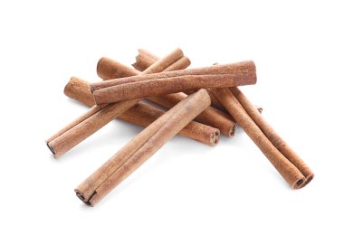 Beyaz arkaplanda akromatik tarçın çubukları