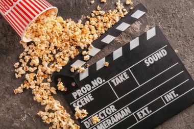 Dağınık pop Mısır ve Klaket dokulu arka plan üzerine devrilmiş fincan