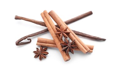 Tarçın, vanilya pods ve beyaz arka plan üzerinde yıldız anason