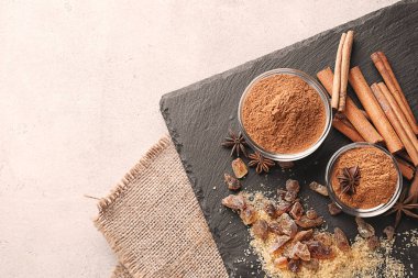 Tarçın ve toz masada kompozisyonu