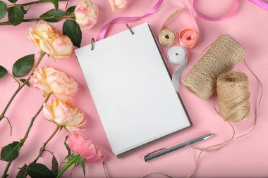 Güzel çiçekler ve defter renk arka plan üzerinde kompozisyonu