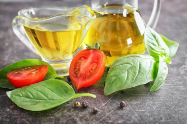 Zeytinyağı, fesleğen ve domates masada Züccaciye Mağazaları