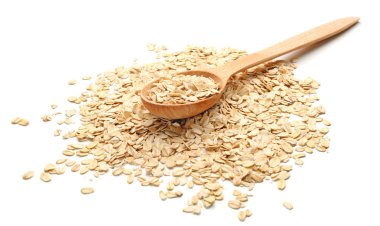 Beyaz arka plan üzerinde çiğ yulaf ezmesi kaşıkla