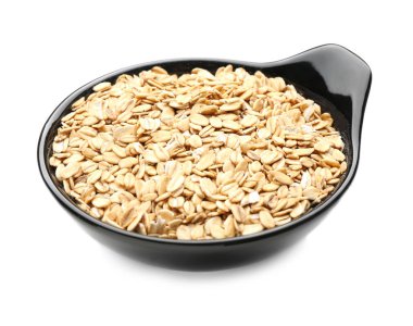 Beyaz arka planda çiğ yulaf ezmeli kase