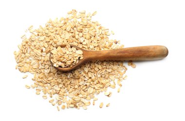 Beyaz arka plan üzerinde çiğ yulaf ezmesi kaşıkla