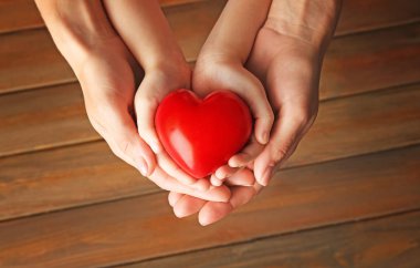 Anne ve çocuk ahşap arka plan üzerinde kırmızı kalpli