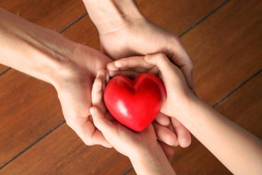 Anne ve çocuk ahşap arka plan üzerinde kırmızı kalpli