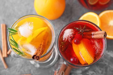 Portakal ve tarçın masada cam bardak ile lezzetli içecekler