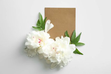 Güzel şakayık çiçekleri beyaz arka plan üzerinde boş kart ile