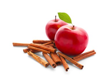 Beyaz arka planda taze elma ve tarçın çubukları