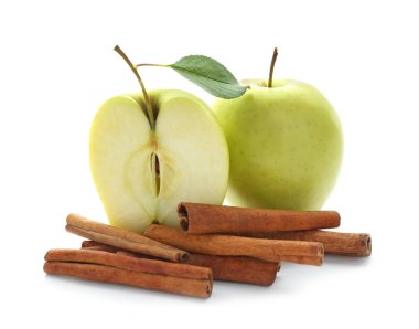 Beyaz arka planda taze elma ve tarçın çubukları