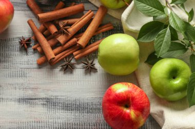 Taze elma ve tarçın ahşap arka plan üzerinde kompozisyonu