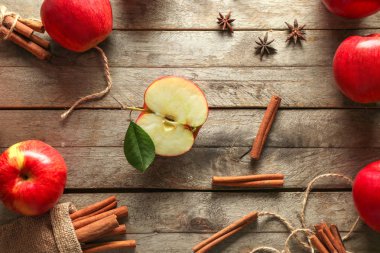 Taze elma ve tarçın ahşap arka plan üzerinde kompozisyonu