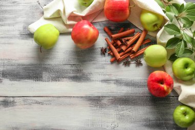 Taze elma ve tarçın ahşap arka plan üzerinde kompozisyonu