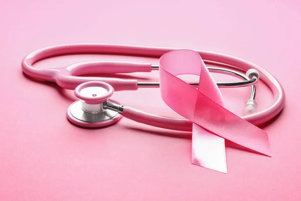 Różowa Wstążka Stetoskop Kolorowym Tle Koncepcja Świadomości Raka Piersi — Zdjęcie stockowe