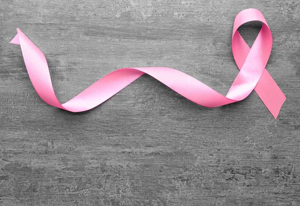 グレーの背景にピンクのリボン 乳がんの概念 — ストック写真