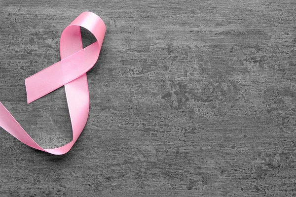 Gri arkaplanda pembe kurdele. Göğüs kanseri kavramı