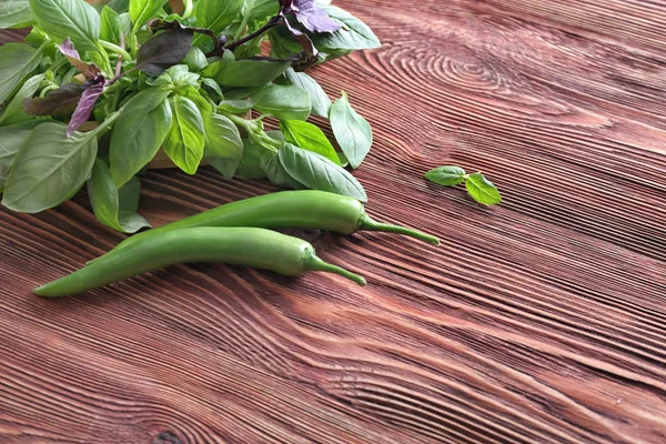 Świeżą Bazylią Chili Podłoże Drewniane — Zdjęcie stockowe
