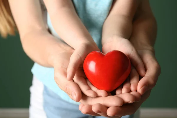Руки Матері Дитини Червоним Серцем Крупним Планом — стокове фото