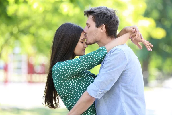 Gelukkige Jonge Paar Groen Park Zonnige Lentedag — Stockfoto