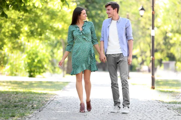 Счастливая Молодая Пара Гуляющая Зеленом Парке — стоковое фото