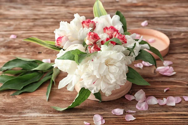 Doboz Gyönyörű Virágok Fából Készült Háttér — Stock Fotó