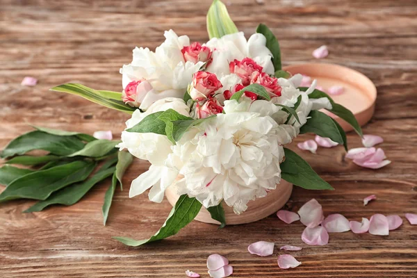 Caixa Com Belas Flores Fundo Madeira — Fotografia de Stock