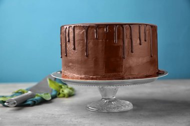 Tablo renkli arka plan üzerinde lezzetli çikolatalı kek ile stand