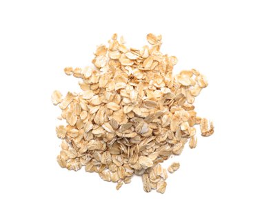 Beyaz arkaplanda bir yığın çiğ yulaf ezmesi