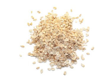 Beyaz arkaplanda bir yığın çiğ yulaf ezmesi