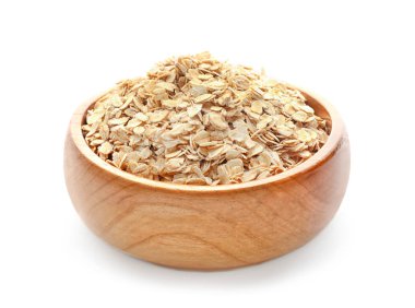 Beyaz arka planda çiğ yulaf ezmeli kase