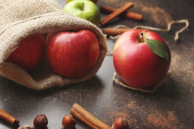 Taze olgun elma ve tarçın masada