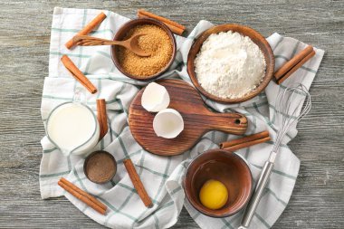 Tablo, üstten görünüm tarçınlı çörek yemek pişirmek için malzemeler
