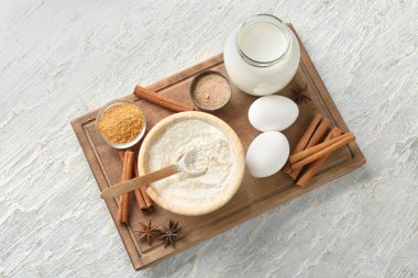 Ahşap tahta üzerinde tarçınlı çörek için malzemeler