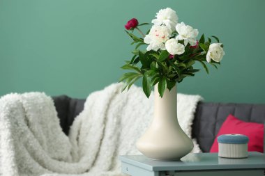 Masaya kapalı güzel çiçek açan çiçek vazo