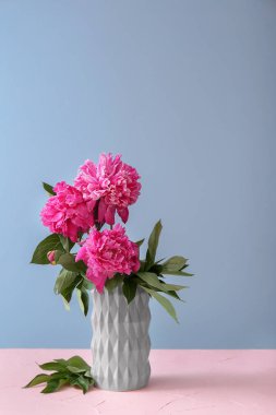 Renk arka plan masaya güzel çiçek açan çiçek vazo