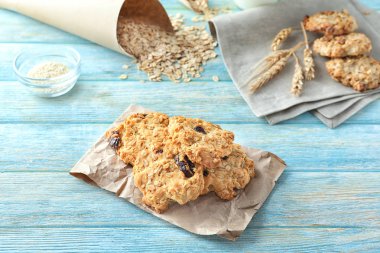 Ahşap arka plan üzerinde lezzetli yulaf ezmeli kurabiye