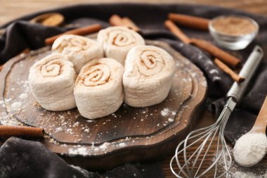 Pişmemiş tarçın ile ahşap tahta mutfak masasının üzerinde rulo