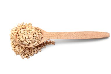 Beyaz arka plan üzerinde çiğ yulaf ezmesi kaşıkla