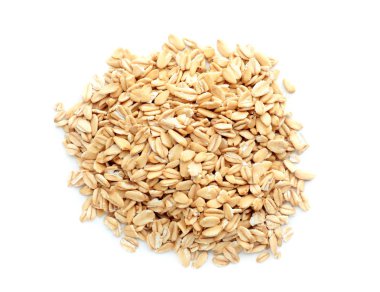 Beyaz arkaplanda bir yığın çiğ yulaf ezmesi