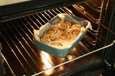 İle lezzetli tarçınlı çörek fırında pişirme çanağı