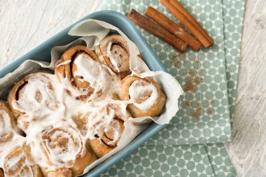 Masada lezzetli tarçınlı çörek ile pişirme çanağı