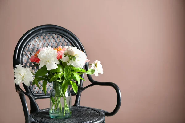 Vaso Com Buquê Belas Flores Peônia Cadeira Contra Fundo Cor — Fotografia de Stock