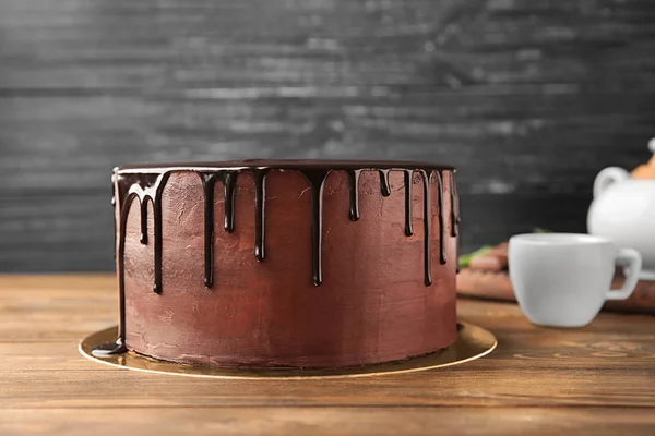 Piring Dengan Kue Coklat Lezat Atas Meja Kayu Dengan Latar — Stok Foto