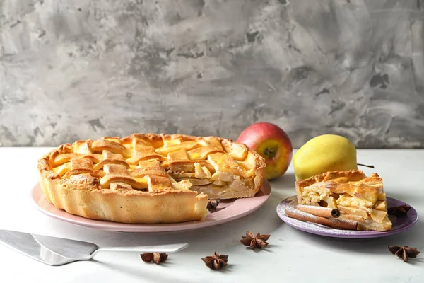 Composition Delicious Apple Pie Table Grey Background — Stock Photo, Image